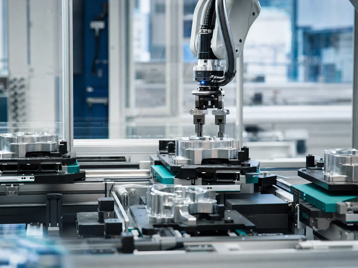 Automatisierte Präzisionsfertigung in einer modernen Produktionsanlage
